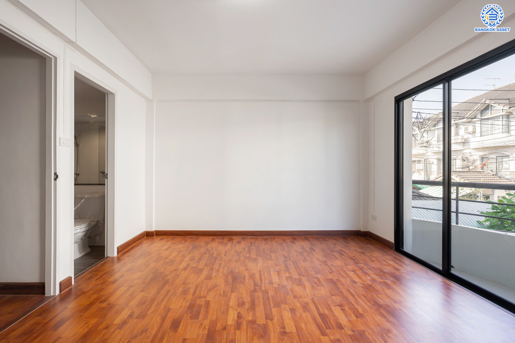 บ้านมือสองตกแต่งใหม่ ม.ศุภาลัยวิลล์ รัตนาธิเบศร์18 ทาวน์เฮ้าส์ 3 ชั้น ทำเลโซนเมือง! เนื้อที่ 18.3 ตร.ว. ฟังก์ชันจัดเต็ม 4 ห้องนอน 3 ห้องน้ำ จอดรถได้ 1 คัน บนสุดยอดทำเล! เชื่อมต่อได้ทั้ง ถ.รัตนาธิเบศร์ ถ.ติวานนท์ และสนามบินน้ำ ใกล้เซ็นทรัลรัตนาธิเบศร์ ทางด่วน "งามวงศ์วาน" และรถไฟฟ้าสายสีม่วง "สถานีศูนย์ราชการนนทบุรี"